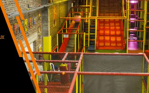 Plateforme avec structures colorées et filets dans Art'Sport Café au Havre