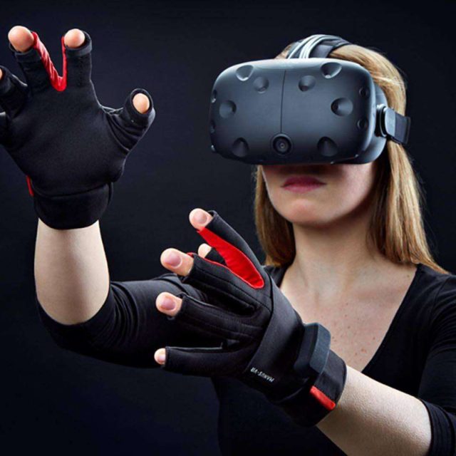 Femme équipée d'un casque de réalité virtuelle et de contrôleurs dans Réalité virtuelle chez Escape Dimension