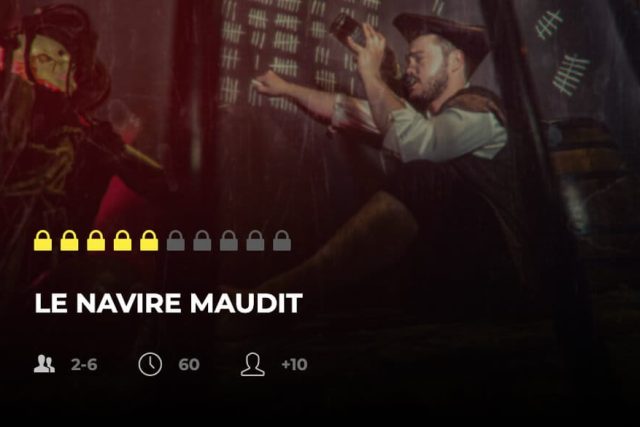 Joueur en chapeau explore une cabine de navire pirate aux murs rouges décorés