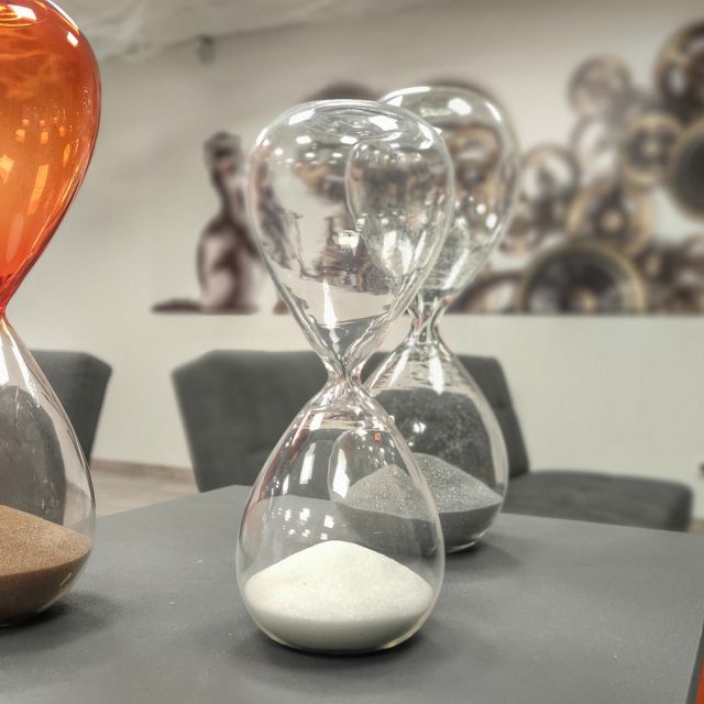 Sabliers de verre remplis de sable, décor de salle d'escape game