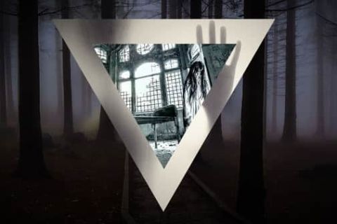 Forêt sombre et bâtiment abandonnée vue par ouverture triangulaire dans Les Cobayes de Shutter Island