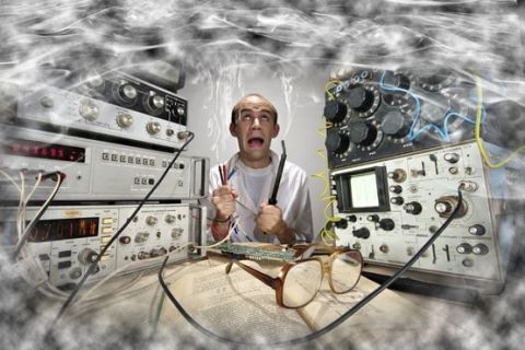 Homme entouré d'équipements électroniques et de câbles, ambiance technique et urgente