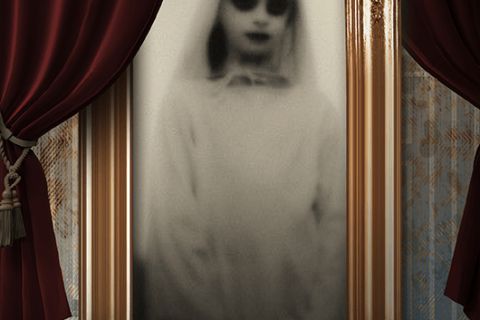 Miroir doré au cadre orné devant un rideau rouge, visage pâle dans la glace, salle Bloody Mary chez In Time