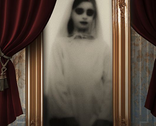 Miroir doré au cadre orné devant un rideau rouge, visage pâle dans la glace, salle Bloody Mary chez In Time