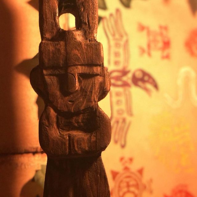 Statuette en bois sculptée sous éclairage chaud chez Escape : The Movie à Marseille