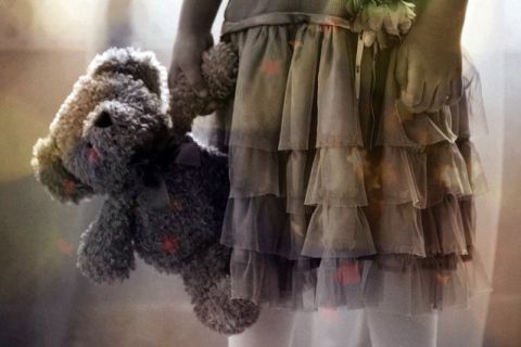 Fillette en robe à volants tenant un ours en peluche abîmé, visuel de La maison de Jeanne