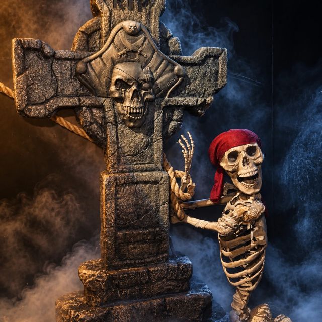 Crânes et croix des morts dans l'atmosphère lugubre du Mystère du Bad Fortune