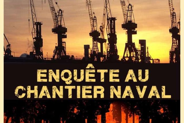 Silhouettes de grues de chantier naval au coucher de soleil orangé