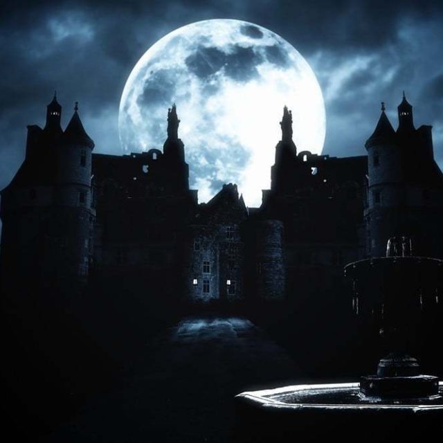 Château gothique silhouetté sous lune pleine, brouillard et fontaine éclairée