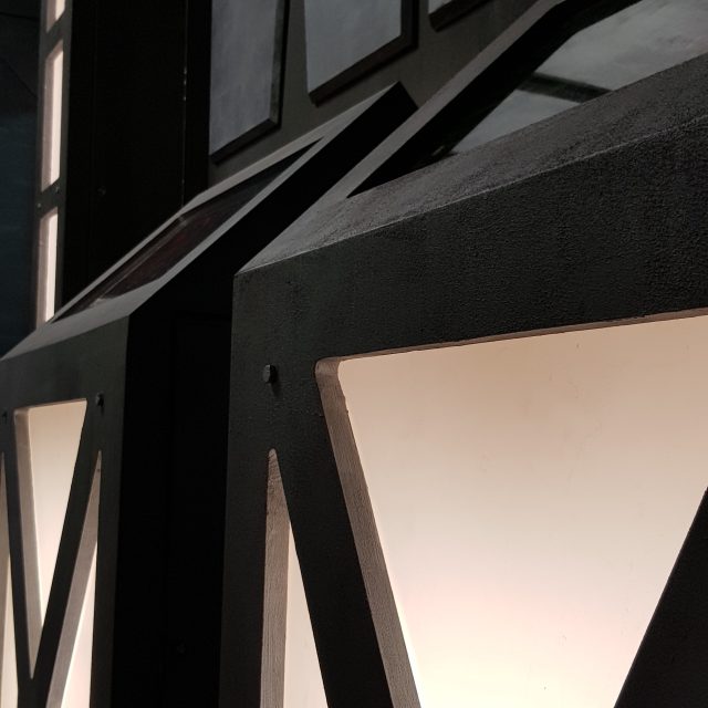 Intérieur épuré aux lignes géométriques noires et blanches de Space War à Nantes