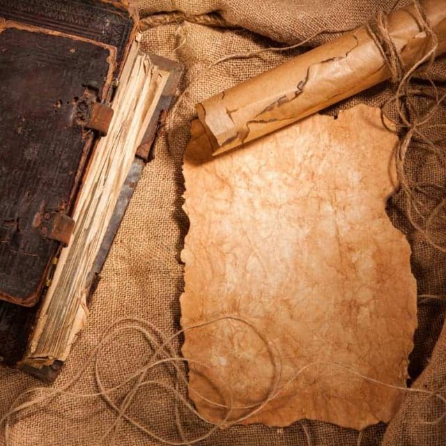 Parchemin vierge, cordelette et livre de cuir sur fond de toile, salle Le secret de Léonard de Vinci, Escape Yourself à Pornichet