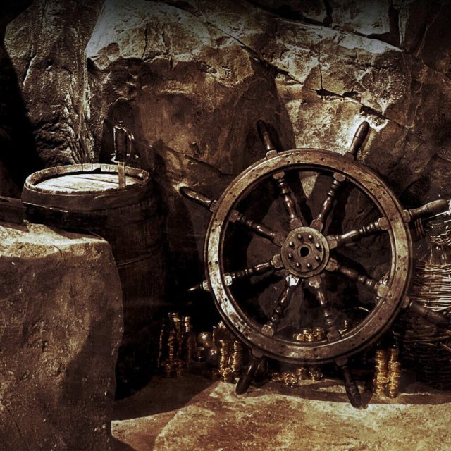 Gouvernail de bateau au fond d'une grotte rocheuse, salle L'Odyssée chez Échappe Toi Si Tu Peux, Essarts-en-Bocage
