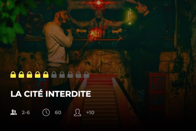 Joueurs devant un décor asiatique aux illuminations rouges et dorées dans La Cité interdite