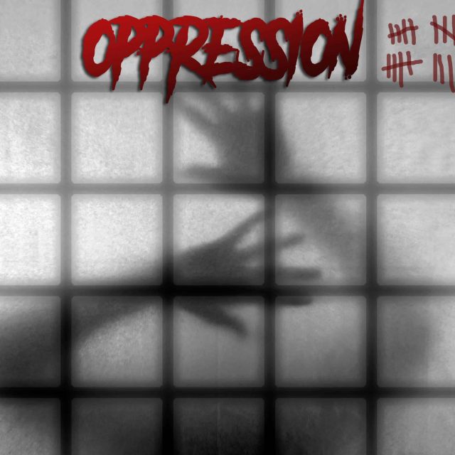 Cellule carcérale aux barreaux gris, silhouette derrière les grilles, titre Oppression en rouge chez Enigma Run