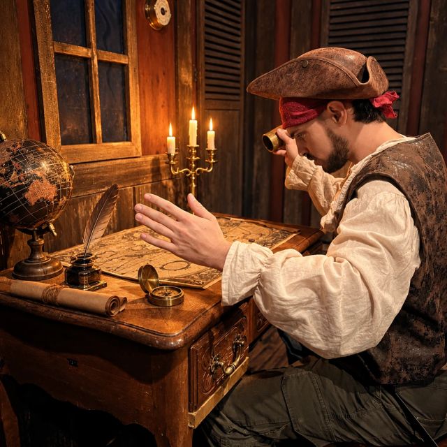 Joueur en costume de pirate examine une lunette astronomique dans un bureau baroque du Mystère du Bad Fortune