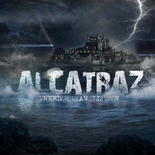 Forteresse gothique foudroyée sous orage, décor de la salle Alcatraz chez Pandora Experience à Bali