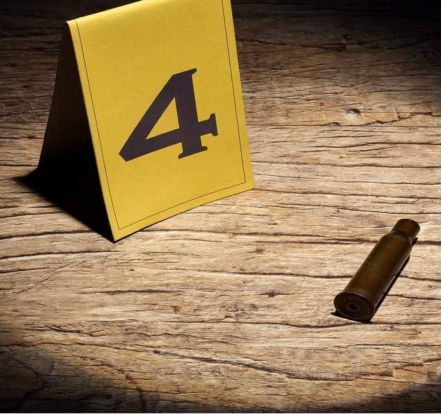 Douille et plot numéroté 4 sur un plancher éclairé par un projecteur, Murder party La traque à Batilly-en-Puisaye