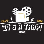 Logo de Its A Trap Studio, escape game à Nantes, avec engrenages et silhouettes sur fond noir