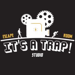 Logo de Its A Trap Studio, escape game à Nantes, avec engrenages et silhouettes sur fond noir