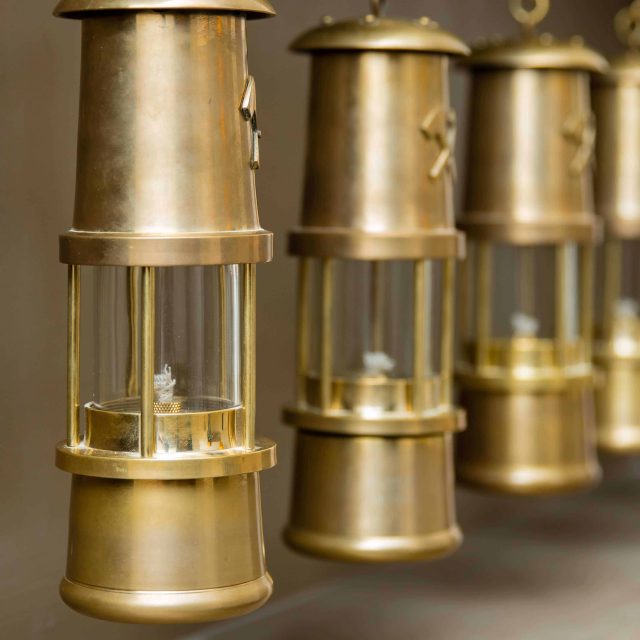 Lampes à pétrole dorées alignées, décor minier de La mine de black rock
