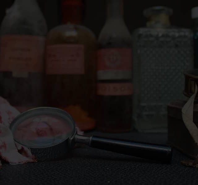 Loupe, bouteilles et indices sanglants dans l'atmosphère horrifique de Lost Asylum