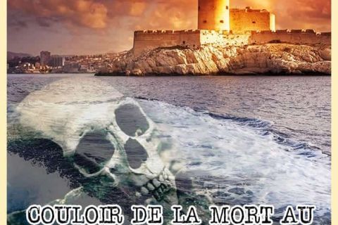 Crâne spectral sur plage, château fortifié au coucher de soleil, thème carcéral