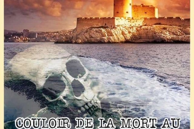 Crâne spectral sur plage, château fortifié au coucher de soleil, thème carcéral