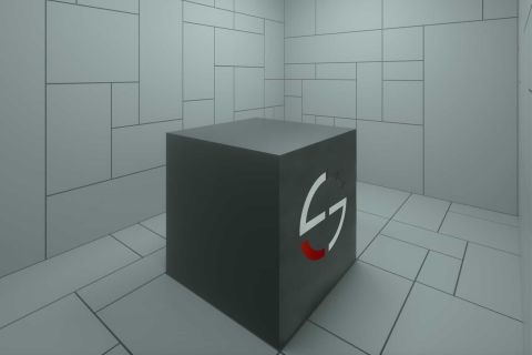 Gros cube gris foncé marqué d'un logo rouge au centre d'une pièce claire, salle Enigmarium chez E-Scape Project à Dieppe