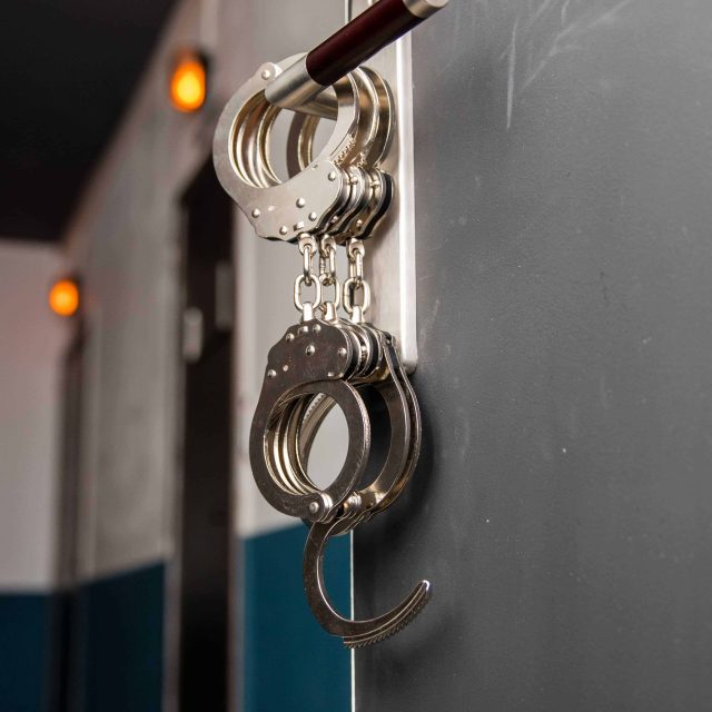 Menottes métalliques suspendues au mur dans la salle La prison de blue castle