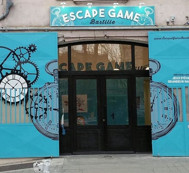 Devanture turquoise d'Escape game Bastille à Grenoble avec engrenages et motifs steampunk