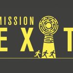 Logo de Mission Exit, escape game à Montpellier, trois silhouettes s'échappent sous un faisceau lumineux