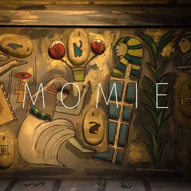 Décor égyptien stylisé avec momie, hiéroglyphes et artefacts antiques dans la salle Momie
