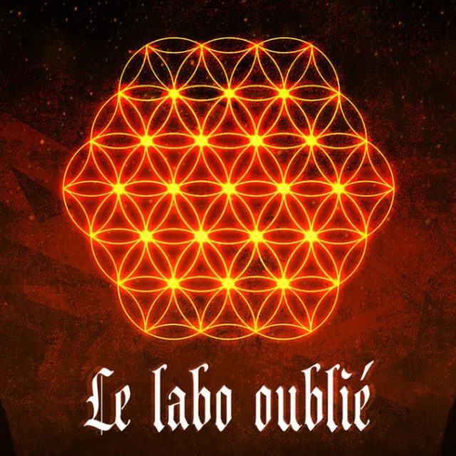 Logo d'Atome Game, escape game à Caen, géométrie dorée sur fond rouge