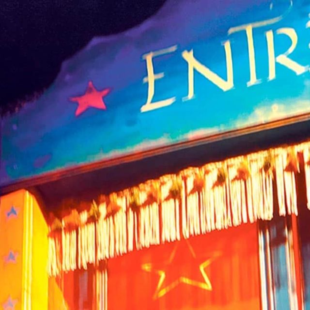 Enseigne lumineuse rouge et bleue d'Escape Circus avec étoiles dorées, décoration de cirque chez Escape Time à Barjouville