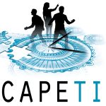 Logo d'Escape Time Saint-Cyr, trois joueurs collaborent sur une horloge géante