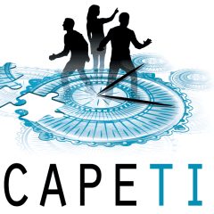Logo d'Escape Time Saint-Cyr, trois joueurs collaborent sur une horloge géante