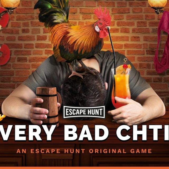 Personnage au masque de coq tenant un verre et un tonneau dans un décor de taverne brick chez Escape Hunt Lille