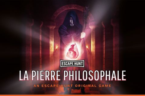 Figure encapuchonnée tenant un bâton devant une pierre brillante rouge, décor temple souterrain chez Escape Hunt Nantes
