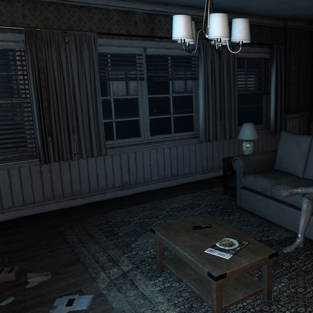Salon aux stores baissés, table basse, canapé et lustre, silhouette pâle assise, jeu House of Fear Cursed Souls chez Inoui VR