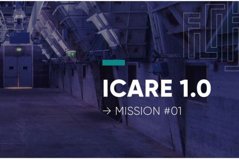 Couloir futuriste au décor sci-fi bleu et violet avec panneaux luminescents dans ICARE 1.0