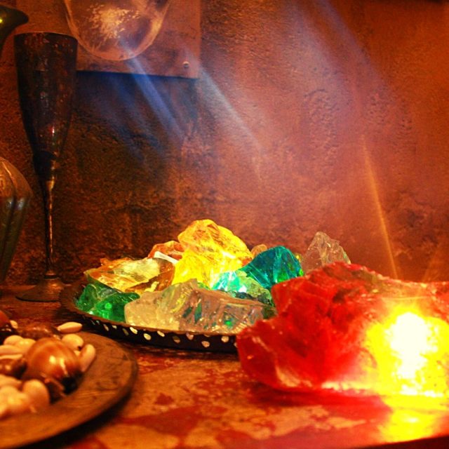 Décor souterrain aux teintes chaudes, cristaux colorés et lumières jaunes dans Le Silence Des Moaï