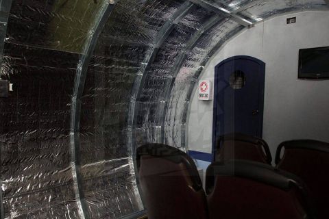 Intérieur de cellule métallique avec porte bleue fermée, décor carcéral de Lost chez Team Break