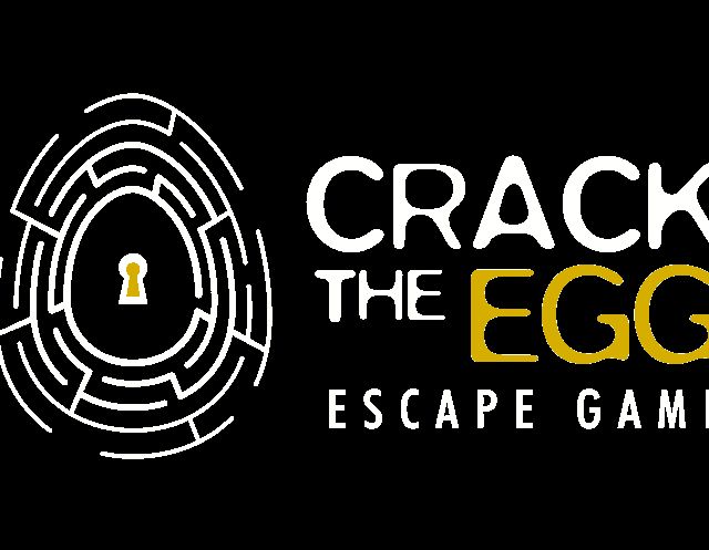 Logo de Crack the egg, escape game à Paris, avec œuf stylisé et serrure dorée