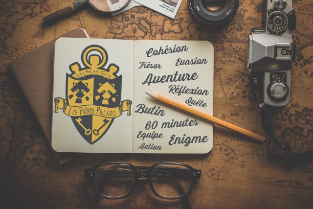 Logo des Frères Pillard, escape game à Valenciennes, entouré d'objets vintage