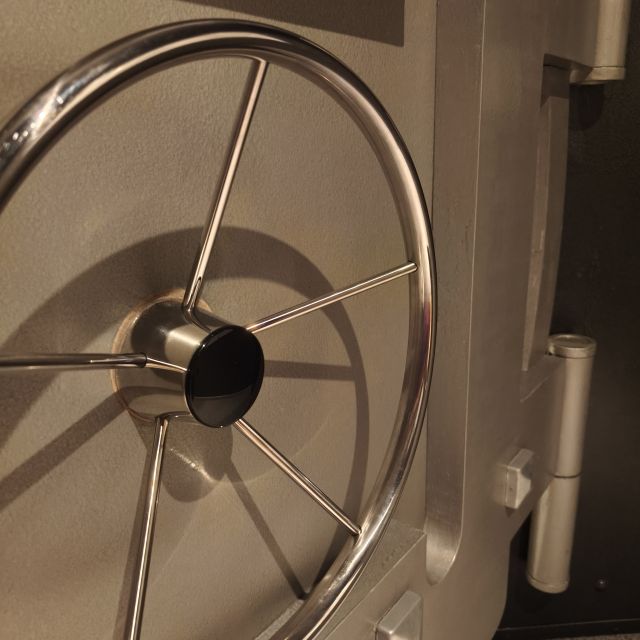 Roue métallique d'un coffre-fort en gros plan, salle 2006 Hold-up à Vegas chez Le Chemin de Traverse à Arras