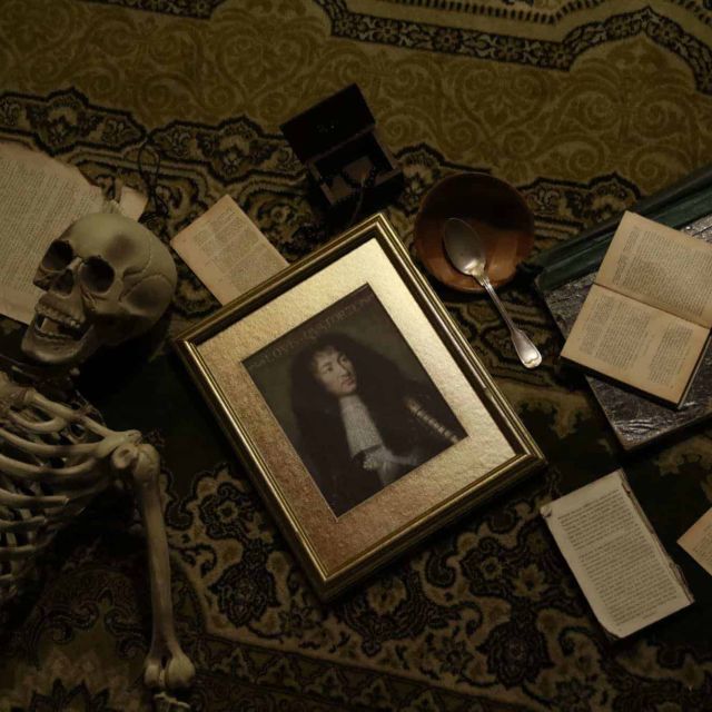 Table au sol avec crâne, portrait encadré et papiers, salle L'évasion du cardinal chez Nant'escape à Nantes