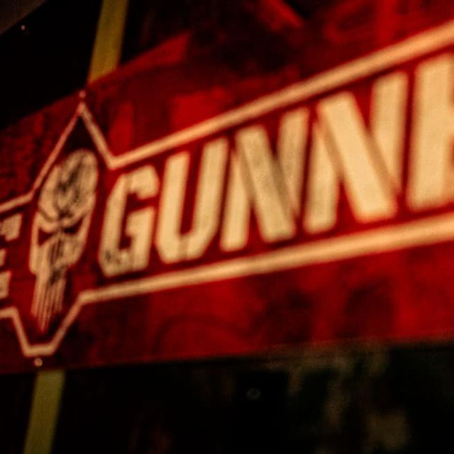 Enseigne néon rouge et jaune Blade Gunner, salle Alpha District chez Escape Time à Mulsanne