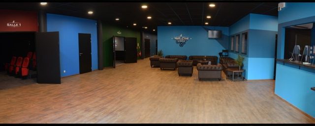 Hall d'accueil d'HalluCiné à Mâcon avec trois salles d'escape games accessibles