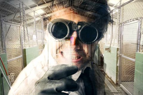 Couloir industriel avec énormes yeux mécaniques et pneus usagés dans la prison du Chenil