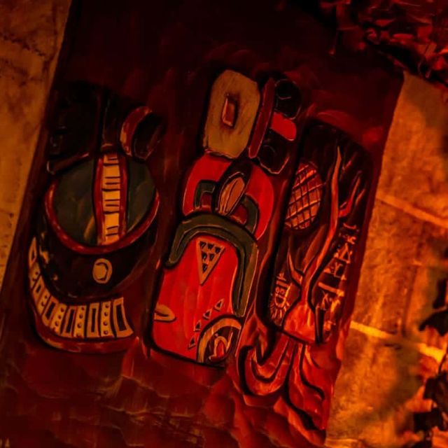 Masques rituels rouges et dorés éclairés dans la salle La cité interdite